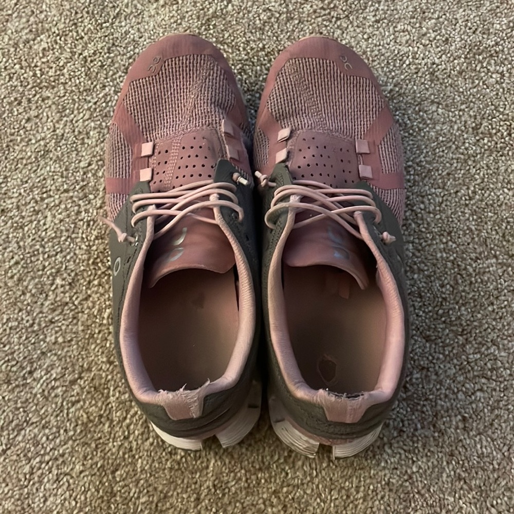 On Cloud- pink and gray tennis shoe